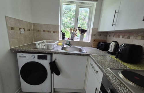 Dudley Apartment | Dudley Getaway Close To Zoo Castle & Free Parking