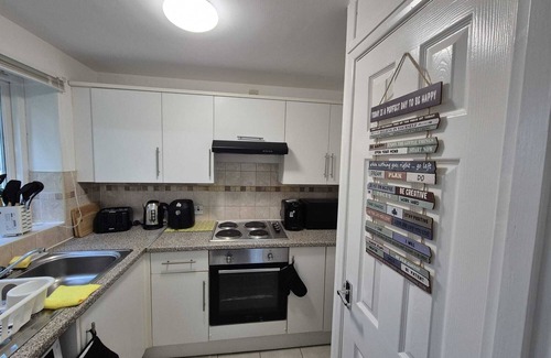 Dudley Apartment | Dudley Getaway Close To Zoo Castle & Free Parking