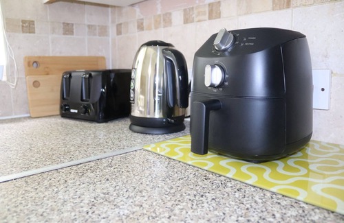 Dudley Apartment | Dudley Getaway Close To Zoo Castle & Free Parking