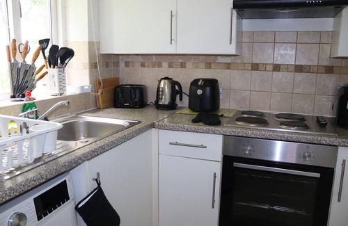 Dudley Apartment | Dudley Getaway|Close to Zoo|Castle & Free Parking