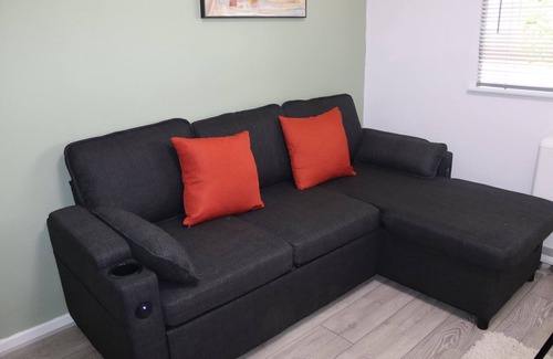 Dudley Apartment | Dudley Getaway|Close to Zoo|Castle & Free Parking