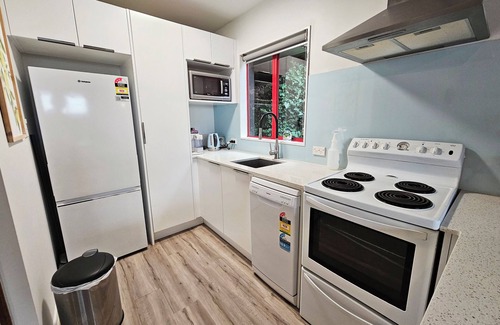 Wellington Apartment | Duel Apartment, 5 Beds, 2 car parking!