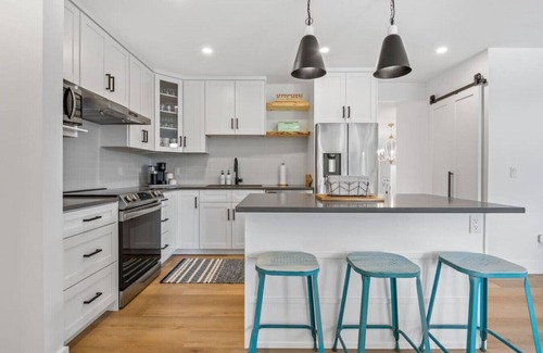 Southeast Calgary House | Duke & Duchess | Central | Upscale | Families/Pets