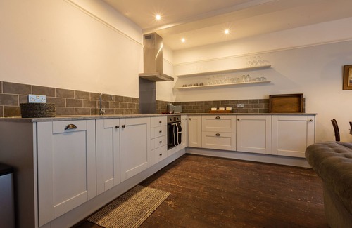 Old Town Hastings Apartment | DUKE OF WELLINGTON HQ - Historical High Street 3 floor Townhouse Apartment