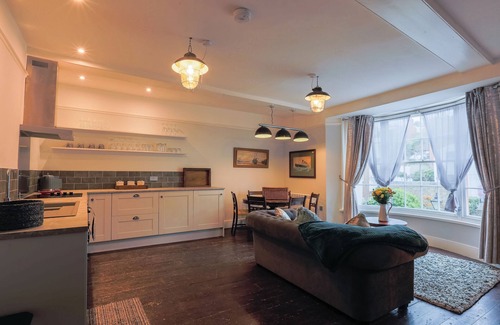 Old Town Hastings Apartment | DUKE OF WELLINGTON HQ - Historical High Street 3 floor Townhouse Apartment