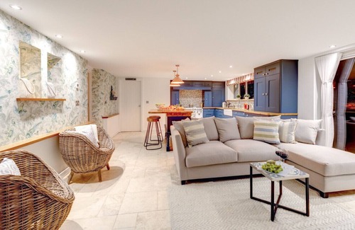 Wimborne House | Dulcima Cottage - Four Bedroom House, Sleeps 8