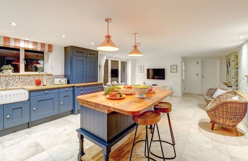 Wimborne House | Dulcima Cottage - Four Bedroom House, Sleeps 8