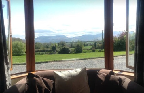 Dromin House | Dun Aonaigh with spectacular mountain views. Enjoy a peaceful country retreat.