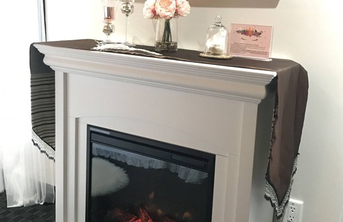 Dundas Apartment | Dundas Heart Getaway!