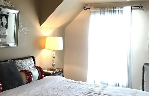 Dundas Apartment | Dundas Heart Getaway!