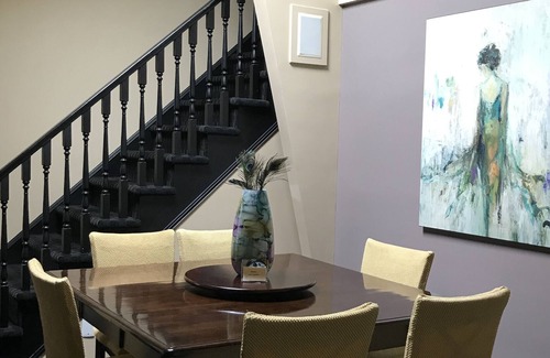 Dundas Apartment | Dundas Heart Getaway!