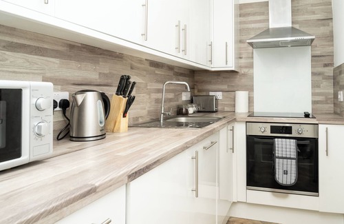 Glenisla House | Dundee, Luxurious 4-Bedroom Townhouse Free Parking City Centre