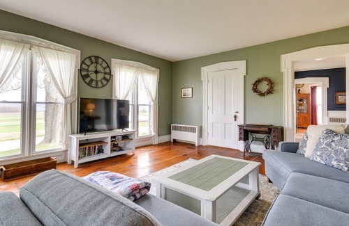 Dundee House | Dundee Vacation Home w/ Sunroom + Fire Pit