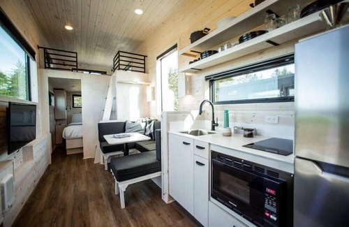 Coos Bay Cabin | Dune Cabin - The Dune Cabin is well-appointed and uniquely designed and comfortably sleeps 6 guests. Private bedroom with queen bed, open loft with twin beds, and dinette that converts to a full size bed