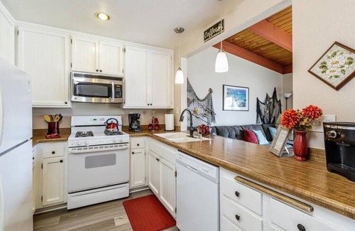 Oxnard Dunes House | Dunes Hideaway-Walk to Beach/yard/Sleeps 9!1 hr LA/30 Min Santa Barbara