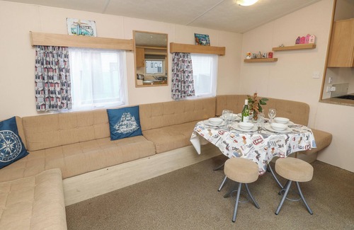 Hayling Island Cottage | DUNLIN WALK 13, pet friendly, with pool in Hayling Island