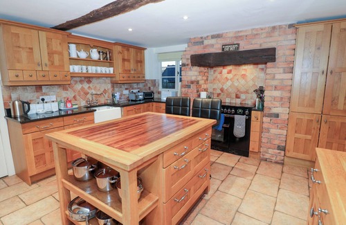 Tamworth Cottage | DUNNIMERE FARMHOUSE, pet friendly, with hot tub in Tamworth