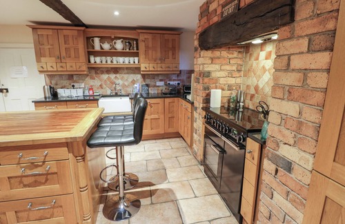 Tamworth Cottage | DUNNIMERE FARMHOUSE, pet friendly, with hot tub in Tamworth