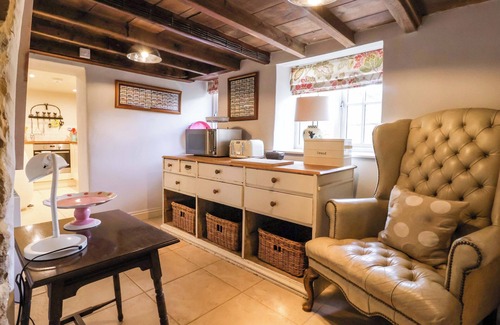 Westow House | DUNNING, THE MOUNT, pet friendly, character holiday cottage in York