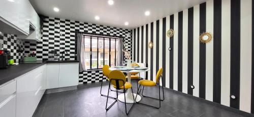 Athis-Mons Apartment | Duo : Ambiance rebelle et zen, proche RER C & Orly