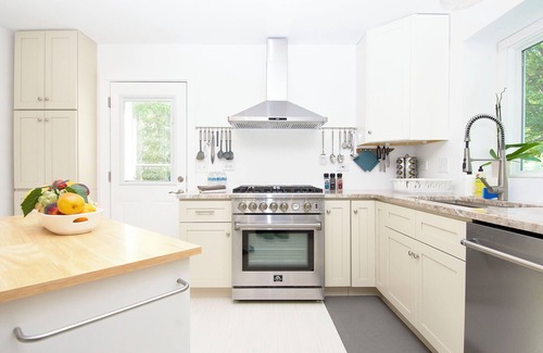 Bolingbrook House | Dupage River Retreat w/Chef's Kitchen & Fire Pit!