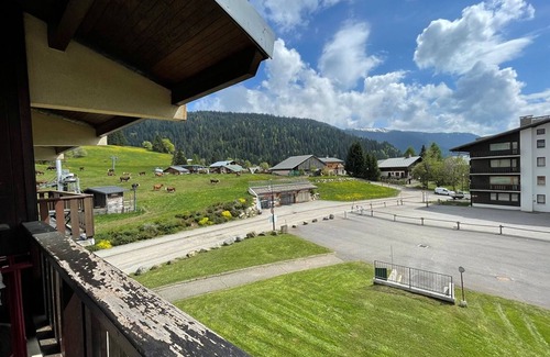 Cohennoz Apartment | Duplex 6 Pers, Pied des Pistes avec Balcon, Parking et Wi-Fi Optionnel