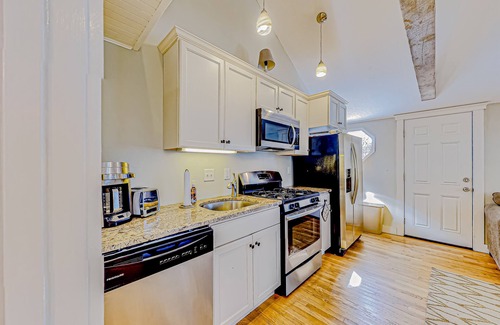 West Yarmouth House | Duplex bungalows with fast WiFi, enclosed yard, & walkable locale, dog-friendly