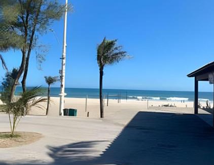 Porto da Roca House | Duplex em Itaúna 4min da Praia que ocorre o WSL, 1min da pista de skate do LS, pracinha com parque infantil, quadra de futebol, tudo isso a 1 min da duplex, perto do comércio, wi-fi super rápido, estacionamento gratuito, monitoramento 24hrs