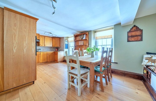 Brecon Apartment | Duplex in Brecon with Rooftop Terrace