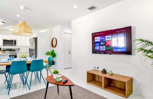 Gladeview Apartment | Duplex Near Wynwood & MiMo District