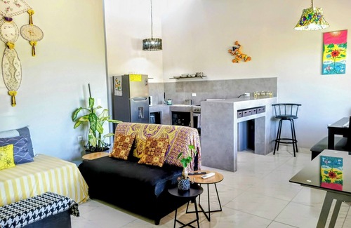 Hatillo House | Duplex Sleeps 6 w/WiFi and AC-5 Mins Drive to Dominical Beach-30 Mins to Uvita