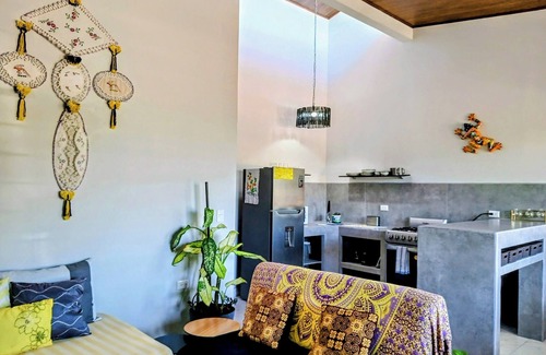 Hatillo House | Duplex Sleeps 6 w/WiFi and AC-5 Mins Drive to Dominical Beach-30 Mins to Uvita