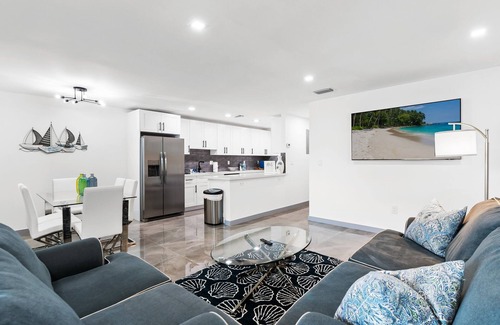 Citrus Isles House | Duplex ~ Very Clean ~ Renovated ~ Newly Furnished ~ Spacious ~ Close to Everything!