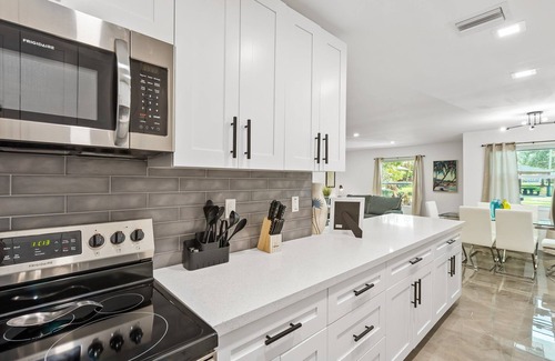 Citrus Isles House | Duplex ~ Very Clean ~ Renovated ~ Newly Furnished ~ Spacious ~ Close to Everything!