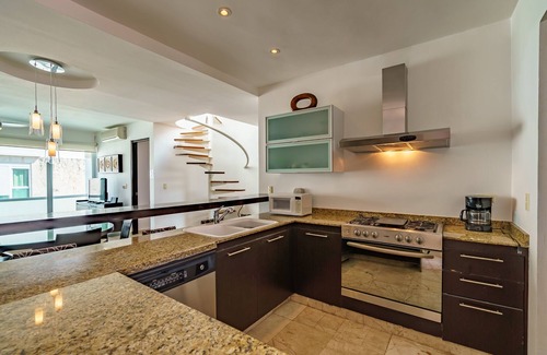 Centro Apartment | Duplex w/Rooftop Plunge Pool – Walk to Beach