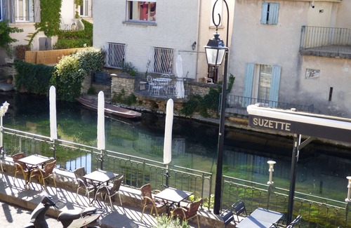 L'Isle-sur-la-Sorgue Apartment | Duplex with terrace in the historic center, overlooking the Sorgue