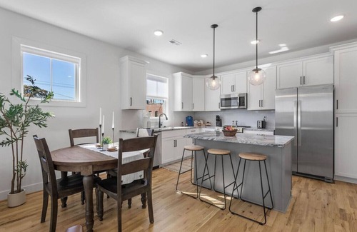 Mosby Apartment | Duplex with Balcony: Spacious Dog-Friendly Oasis!