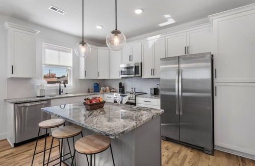 Mosby Apartment | Duplex with Balcony: Spacious Dog-Friendly Oasis!