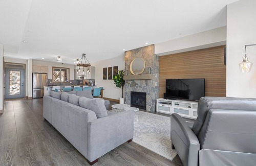 Snow Pine Estates House | Duplex with private hot tub