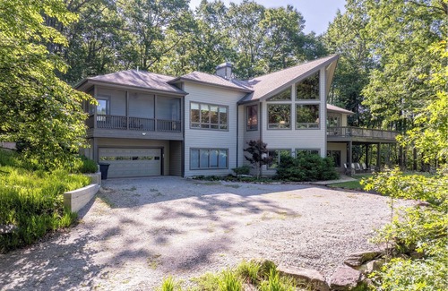 Cedar Mountain House | Dupont Mountain Lodge in Cedar Mountain | Trails & Streams