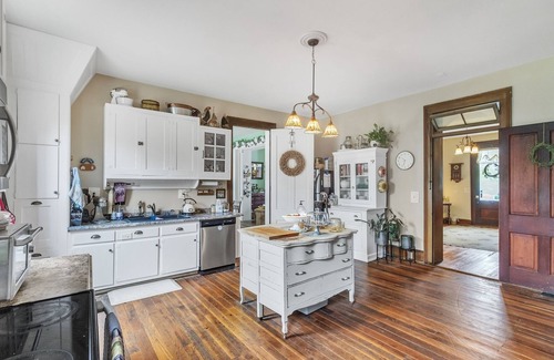 Glasgow Apartment | Dupriest Room 1 Bedroom by Main Street Bed & Breakfast