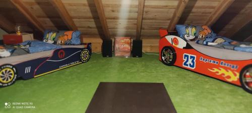 Deining House | Durchreisestop mit Kinder am außergewöhnlichen Spitzboden mit Autobetten und Bad ,Küche im Souterain