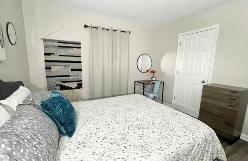 Durham Apartment | * Durham Diggs * Pet Friendly * King Bed *