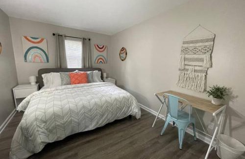 Durham Apartment | * Durham Diggs * Pet Friendly * King Bed *