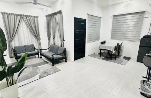 Peringat House | DVillage Homestay Kelantan Kota Bharu Free Wifi Bilik Aircond