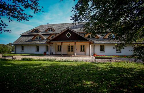 gmina Kampinos Bed & Breakfast | Dwór Strzyżew