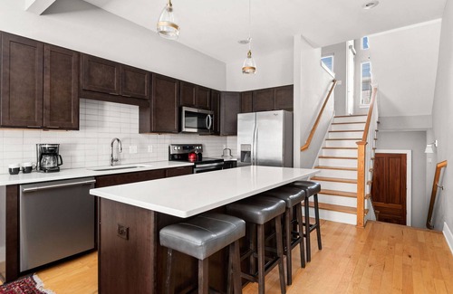 Chestnut Hill Condo | Dwell ~ Clean Condo ~ Just over 1 Mile to Broadway & Downtown ~ Right on Second Avenue ~ WiFi