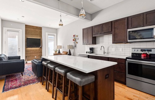 Chestnut Hill Condo | Dwell ~ Clean Condo ~ Just over 1 Mile to Broadway & Downtown ~ Right on Second Avenue ~ WiFi