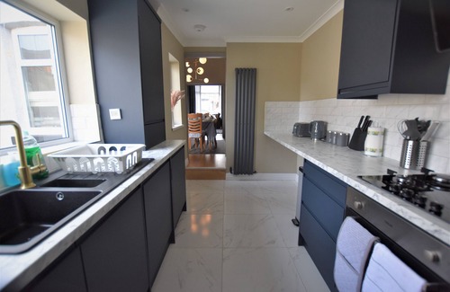 Sunderland House | Dwell Living Central 3BD Cosy home