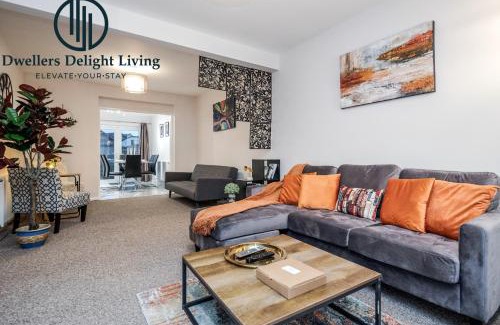 Hainault Villa | Dwellers Delight Living Ltd Serviced Accommodation Fabulous House 3 Bedroom, Hainault Prime Location ,Greater London with Parking & Wifi, 2 bathroom, Garden